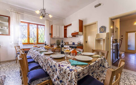 Casa Vacanza Mais - Camaiore, Toscana: Fotolijst, Meubilair, Tafel, Stoel, Verlichting, Tafelkleed, Gebouw, Decoratie, Verdieping, Venster