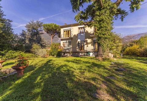 Casa Vacanza Mais - Camaiore, Toscana: Fabriek, Lucht, Wolk, Eigendom, Venster, Gebouw, Natuurlijk Landschap, Boom, Land Lot, Huis