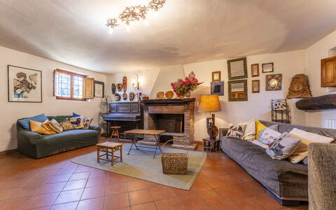 Casale Il Farro - Camaiore, Toscana: Fotolijst, Meubilair, Bankstel, Tafel, Hout, Gebouw, Verlichting, Kamerplant, Interieur Ontwerp, Comfort