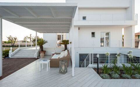 Casa Mareblu - Marina Di Modica, Sicilia: Fabriek, Gebouw, Venster, Interieur Ontwerp, Stedelijk Ontwerp, Hout, Condominium, Woongebied, Flooring, Onroerend Goed