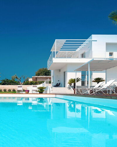 Casa Mareblu - Marina Di Modica, Sicilia: Water, Lucht, Eigendom, Gebouw, Zwembad, Fabriek, Azure, Badplaats, Boom, Buitenmeubels