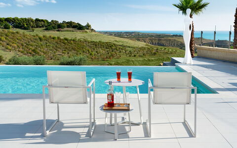 Villa Agrigenta - Ribera, Sicilia: Water, Lucht, Meubilair, Wolk, Tafel, Eigendom, Fabriek, Buitenmeubels, Boom, Buitentafel
