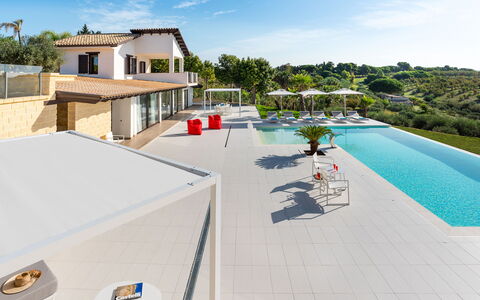 Villa Agrigenta - Ribera, Sicilia: Lucht, Gebouw, Eigendom, Water, Wolk, Boom, Zwembad, Buitenmeubels, Stedelijk Ontwerp, Schaduw