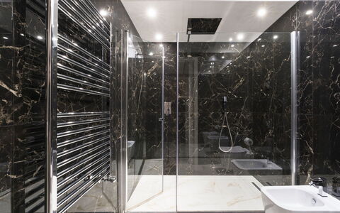 Villa Agrigenta - Ribera, Sicilia: Kraan, Wastafel, Loodgieterswerkinrichting, Spiegel, Gebouw, Badkamer, Flooring, Glas, Samengesteld Materiaal, Metaal