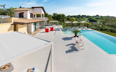 Villa Agrigenta - Ribera, Sicilia: Lucht, Gebouw, Eigendom, Water, Wolk, Boom, Zwembad, Buitenmeubels, Stedelijk Ontwerp, Schaduw