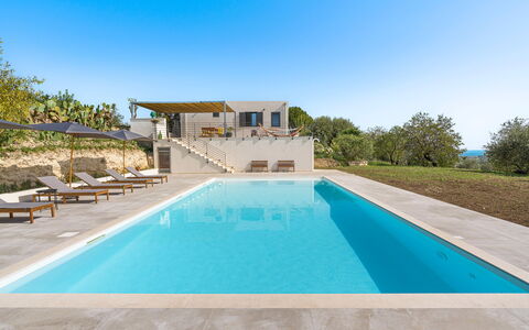 Casa Bianca - Noto, Sicilia: Water, Lucht, Fabriek, Zwembad, Azure, Gebouw, Stoel, Schaduw, Boom, Rechthoek
