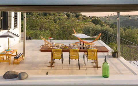 Casa Bianca - Noto, Sicilia: Tafel, Schaduw, Buitenmeubels, Fabriek, Hout, Boom, Vrije Tijd, Buitentafel, Fles, Gebouw
