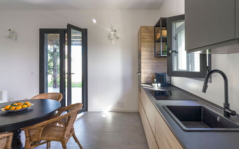 Casa Bianca - Noto, Sicilia: Gootsteen, Wastafel, Kraan, Eigendom, Cabinetry, Meubilair, Countertop, Loodgieterswerkinrichting, Tafel, Keuken