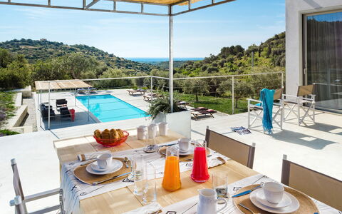 Casabella - Avola, Sicilia: Tableware, Tafel, Eigendom, Meubilair, Lucht, Gebouw, Azure, Water, Interieur Ontwerp, Fabriek