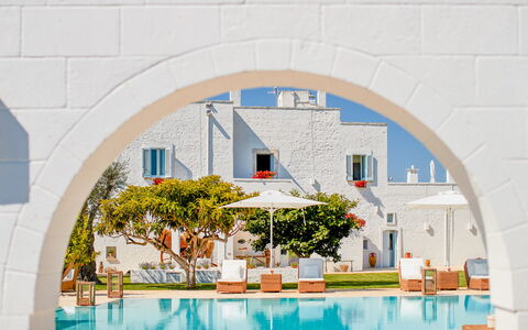 Masseria Lamacerase: Azure, Water, Gebouw, Fabriek, Stedelijk Ontwerp, Schaduw, Buitenmeubels, Verf, Kunst, Boom