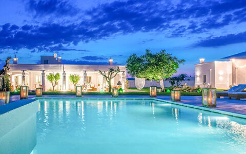 Masseria Lamacerase: Water, Wolk, Gebouw, Lucht, Eigendom, Fabriek, Blauw, Zwembad, Azure, Boom
