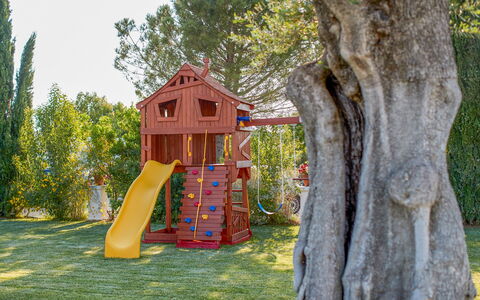 Masseria Lamacerase: Fabriek, Boom, Hout, Chute, Schaduw, Vrije Tijd, Trunk, Gras, Recreatie, Stad