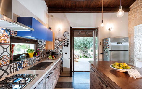 Corte Carrubo - Rosolini, Sicilia: Cabinetry, Countertop, Meubilair, Wastafel, Keuken, Hout, Interieur Ontwerp, Verlichting, Tafel, Kraan