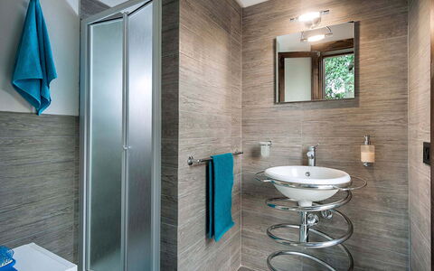 Corte Carrubo - Rosolini, Sicilia: Spiegel, Kraan, Wastafel, Loodgieterswerkinrichting, Eigendom, Wastafel In De Badkamer, Badkamer, Verlichting, Interieur Ontwerp, Gebouw