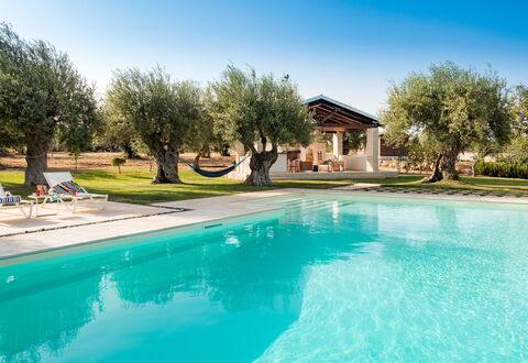 Corte Carrubo - Rosolini, Sicilia: Water, Lucht, Fabriek, Watervoorraden, Azure, Zwembad, Boom, Natuurlijk Landschap, Schaduw, Gras