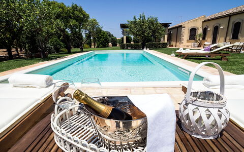 Casa Colore - Siracusa, Sicilia: Water, Fabriek, Eigendom, Lucht, Zwembad, Rechthoek, Buitenmeubels, Gebouw, Boom, Vrije Tijd