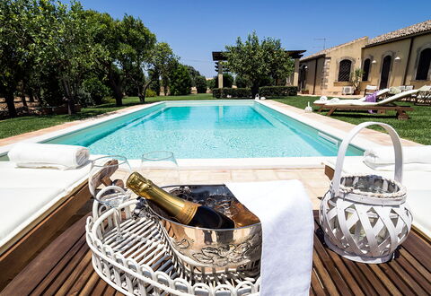 Casa Colore - Siracusa, Sicilia: Water, Fabriek, Eigendom, Lucht, Zwembad, Rechthoek, Buitenmeubels, Gebouw, Boom, Vrije Tijd