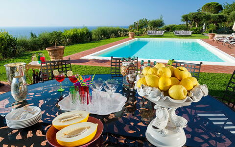 Villa Ester - Capo D'orlando, Sicilia: Fabriek, Lucht, Tafel, Tableware, Architectuur, Tafelkleed, Openbare Ruimte, Boom, Vrije Tijd, Decoratie