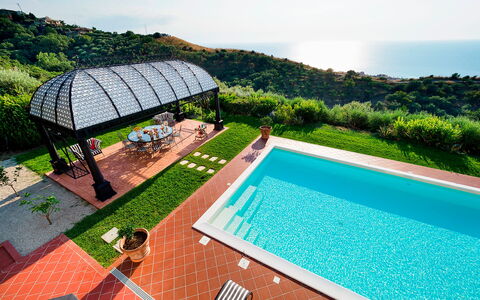 Villa Ester - Capo D'orlando, Sicilia: Water, Eigendom, Fabriek, Lucht, Gebouw, Natuur, Azure, Zwembad, Buitenmeubels, Boom