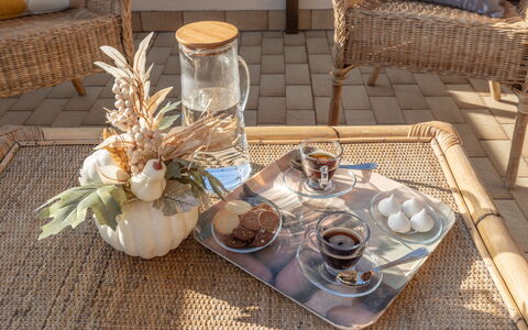 Altomare Apartment: Voedsel, Tableware, Tafel, Meubilair, Dishware, Drinkware, Serveware, Interieur Ontwerp, Bord, Kop