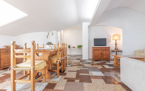 Altomare Apartment: Meubilair, Cabinetry, Tafel, Hout, Interieur Ontwerp, Keuken, Lade, Beits, Verdieping, Flooring