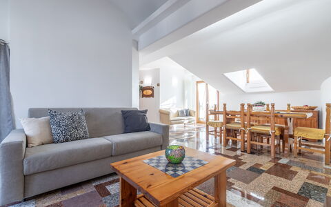 Altomare Apartment: Tafel, Meubilair, Bankstel, Interieur Ontwerp, Woonkamer, Hout, Gebouw, Verdieping, Stoel, Slaapbank