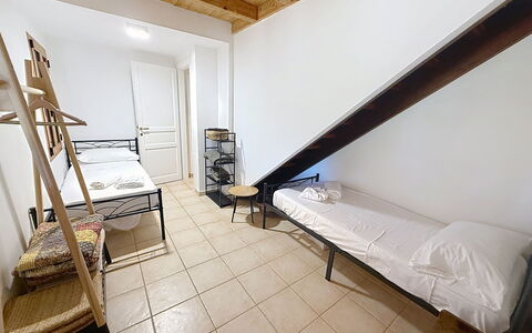 Eucalipto: Slaapkamer, Verdieping, Flooring, Bed, Laken, Bedding, Meubilair, Bed Frame, Interieur Ontwerp