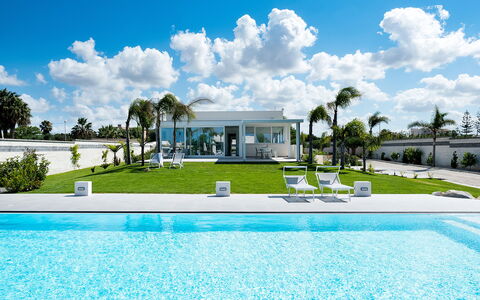 Casa Biancoverde - Marsala, Sicilia: Wolk, Lucht, Water, Fabriek, Eigendom, Natuur, Boom, Zwembad, Gebouw, Gras