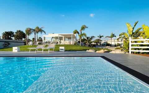 Casa Biancoverde - Marsala, Sicilia: Water, Lucht, Fabriek, Dag, Eigendom, Zwembad, Azure, Boom, Schaduw, Vrije Tijd