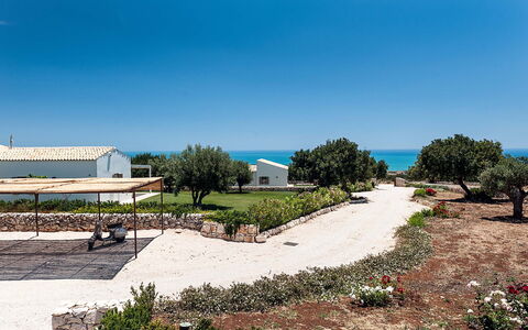 Isolina Bianca - Scicli, Sicilia: Lucht, Fabriek, Land Lot, Boom, Weg Oppervlak, Woongebied, Landschap, Stedelijk Ontwerp, Schaduw, Natuurlijk Landschap