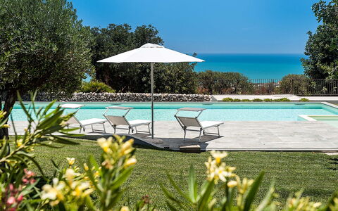 Isolina Bianca - Scicli, Sicilia: Water, Bloem, Fabriek, Eigendom, Lucht, Plantkunde, Natuur, Azure, Zwembad, Boom