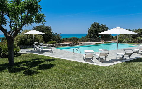 Isolina Bianca - Scicli, Sicilia: Water, Fabriek, Lucht, Boom, Zwembad, Buitenmeubels, Schaduw, Ligstoel, Arecales, Rechthoek