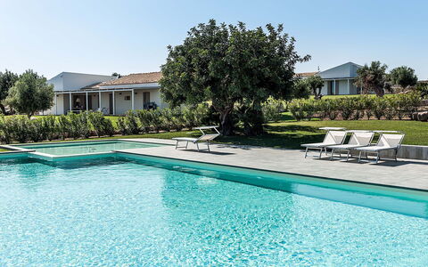 Isolina Bianca - Scicli, Sicilia: Water, Fabriek, Lucht, Eigendom, Dag, Zwembad, Azure, Gebouw, Boom, Rechthoek