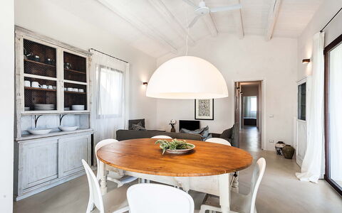 Isolina Verde - Scicli, Sicilia: Meubilair, Tafel, Eigendom, Stoel, Gebouw, Architectuur, Hout, Interieur Ontwerp, Woonkamer, Flooring