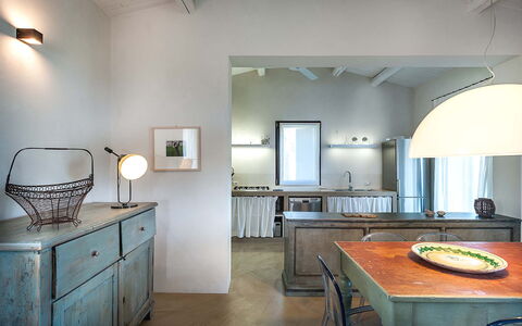 Isolina Rossa - Scicli, Sicilia: Tafel, Meubilair, Cabinetry, Interieur Ontwerp, Hout, Keuken, Flooring, Verdieping, Lade, Hardwood