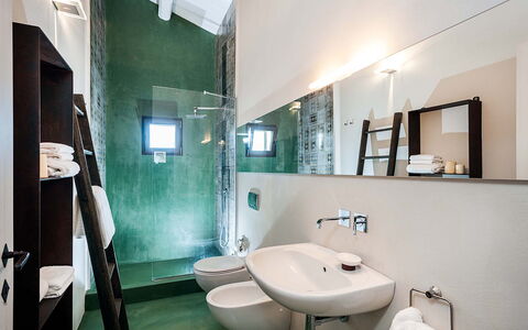 Isolina Rossa - Scicli, Sicilia: Spiegel, Loodgieterswerkinrichting, Kraan, Wastafel, Badkamer, Purper, Verlichting, Wastafel In De Badkamer, Interieur Ontwerp