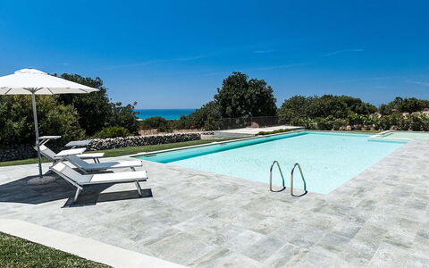 Isolina Rossa - Scicli, Sicilia: Water, Lucht, Zwembad, Fabriek, Azure, Rechthoek, Buitenmeubels, Ligstoel, Boom, Schaduw