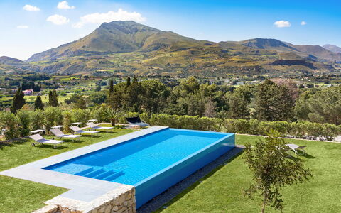 Villa Cinema - Castellammare Del Golfo, Sicilia: Wolk, Lucht, Fabriek, Water, Eigendom, Zwembad, Azure, Berg, Natuurlijk Landschap, Zwemwater