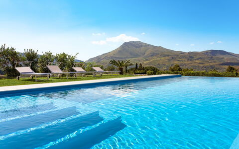 Villa Cinema - Castellammare Del Golfo, Sicilia: Water, Lucht, Fabriek, Wolk, Zwembad, Natuur, Boom, Natuurlijk Landschap, Berg, Landschap