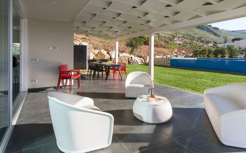 Villa Cinema - Castellammare Del Golfo, Sicilia: Meubilair, Tafel, Stoel, Interieur Ontwerp, Buitenmeubels, Fabriek, Schaduw, Flooring, Verdieping, Woonkamer