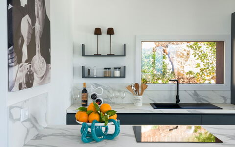 Villa Cinema - Castellammare Del Golfo, Sicilia: Eigendom, Cabinetry, Countertop, Interieur Ontwerp, Tafel, Oranje, Venster, Hout, Keuken