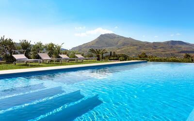 Villa Cinema - Castellammare Del Golfo, Sicilia: Water, Lucht, Fabriek, Wolk, Zwembad, Natuur, Boom, Natuurlijk Landschap, Berg, Landschap