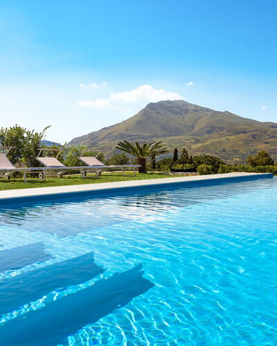 Villa Cinema - Castellammare Del Golfo, Sicilia: Water, Lucht, Fabriek, Wolk, Zwembad, Natuur, Boom, Natuurlijk Landschap, Berg, Landschap