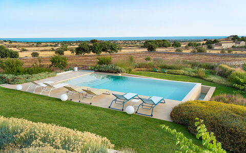 Splendida - Modica, Sicilia: Fabriek, Lucht, Gebouw, Water, Zwembad, Azure, Boom, Natuurlijk Landschap, Land Lot, Rechthoek