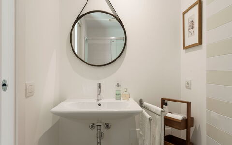 Splendida - Modica, Sicilia: Spiegel, Kraan, Wastafel In De Badkamer, Wastafel, Eigendom, Loodgieterswerkinrichting, Badkamer, Hout, Gebouw, Onroerend Goed