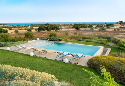Splendida - Modica, Sicilia: Fabriek, Lucht, Gebouw, Water, Zwembad, Azure, Boom, Natuurlijk Landschap, Land Lot, Rechthoek