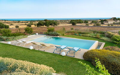 Splendida - Modica, Sicilia: Fabriek, Lucht, Gebouw, Water, Zwembad, Azure, Boom, Natuurlijk Landschap, Land Lot, Rechthoek