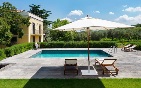 Villa Tranquilla - Randazzo, Sicilia: Fabriek, Water, Eigendom, Zwembad, Lucht, Wolk, Gebouw, Boom, Schaduw, Rechthoek