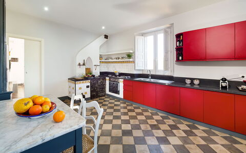 Villa Tranquilla - Randazzo, Sicilia: Meubilair, Countertop, Cabinetry, Keuken, Oranje, Interieur Ontwerp, Flooring, Hout, Verdieping, Fornuis