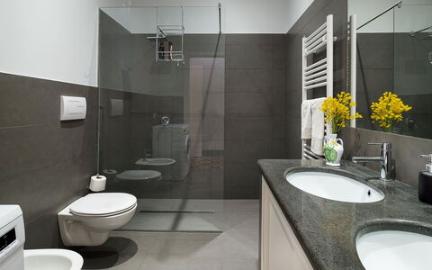 Villa Tranquilla - Randazzo, Sicilia: Spiegel, Wastafel, Kraan, Eigendom, Loodgieterswerkinrichting, Gebouw, Fabriek, Wastafel In De Badkamer, Zwart, Badkamer